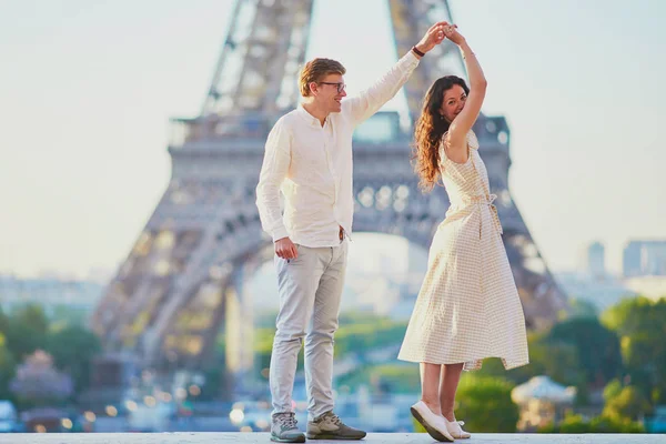 Щаслива романтична пара в Парижі, біля Ейфелевої вежі — стокове фото