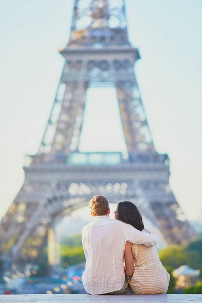 Χαρούμενο ρομαντικό ζευγάρι στο Παρίσι, κοντά στον πύργο του Άιφελ — Φωτογραφία Αρχείου