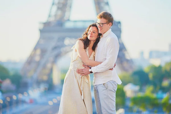 Lyckligt romantiskt par i Paris, nära Eiffeltornet — Stockfoto