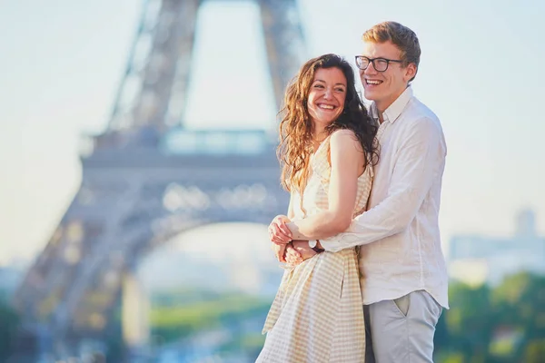 エッフェル塔の近く、パリで幸せなロマンチックなカップル — ストック写真