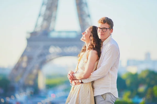 Šťastný romantický pár v Paříži nedaleko Eiffelovy věže — Stock fotografie