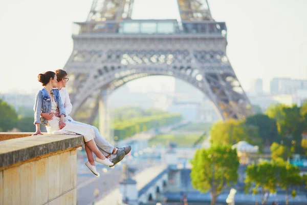 Paris'te mutlu romantik çift, Eyfel kulesi yakınında — Stok fotoğraf