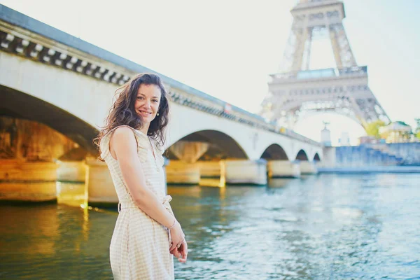 Ευτυχισμένο νεαρό κορίτσι στο Παρίσι, κοντά στον πύργο του Άιφελ — Φωτογραφία Αρχείου