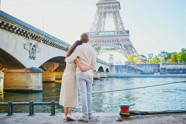 Feliz casal romântico em Paris, perto da Torre Eiffel — Fotografia de Stock