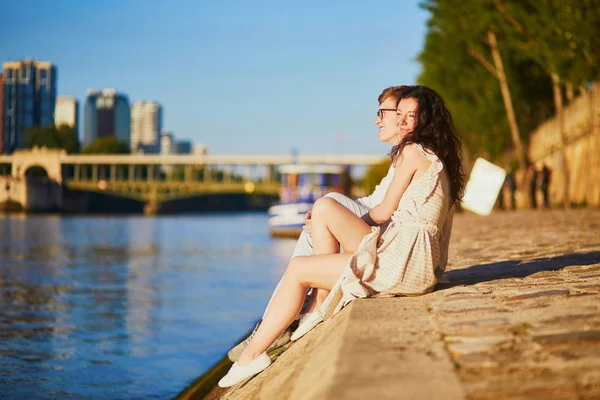 Šťastný romantický pár v Paříži nedaleko řeky Seine — Stock fotografie