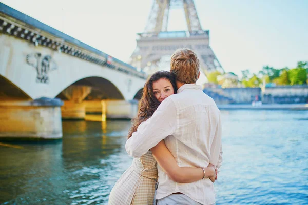 Gelukkig romantisch paar in Parijs, in de buurt van de Eiffel toren — Stockfoto