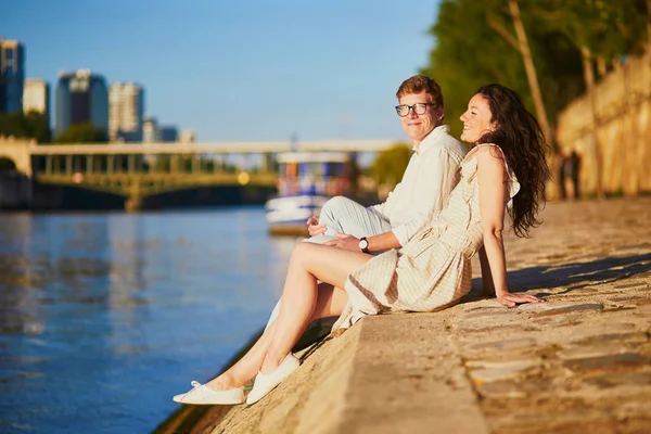 Šťastný romantický pár v Paříži nedaleko řeky Seine — Stock fotografie