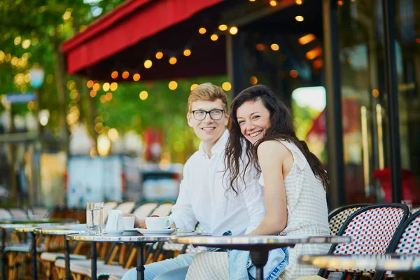 Pareja romántica feliz en París, tomando café — Foto de Stock