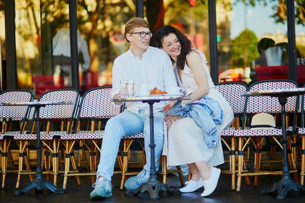 Pareja romántica feliz en París, tomando café — Foto de Stock