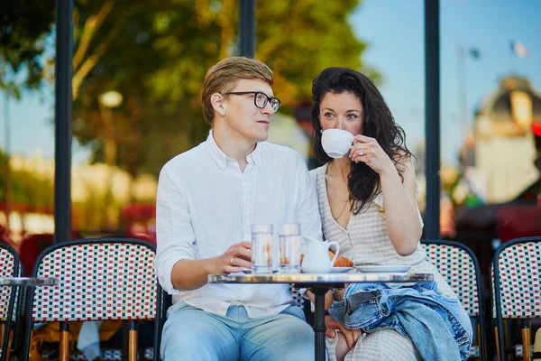 Pareja romántica feliz en París, tomando café — Foto de Stock