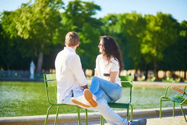 Glückliches romantisches Paar in Paris, sitzend auf traditionellen grünen Metallstühlen im Garten der Tuilerien — Stockfoto