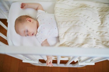 Ebeveyn yatağına bağlı uyuyan bebek yatağı