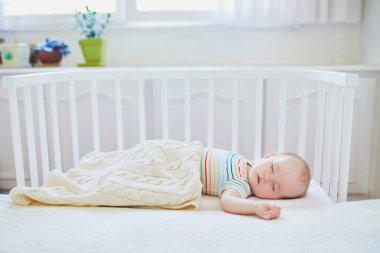 Ebeveyn yatağına bağlı uyuyan bebek yatağı