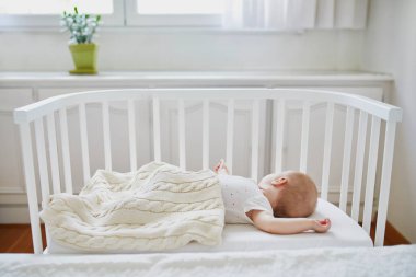 Ebeveyn yatağına bağlı uyuyan bebek yatağı
