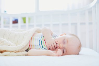 Ebeveyn yatağına bağlı uyuyan bebek yatağı