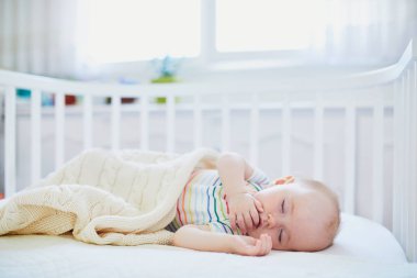 Ebeveyn yatağına bağlı uyuyan bebek yatağı