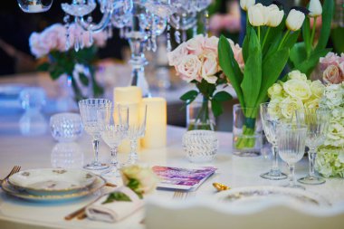 Güzel masa mumlar ve çiçekler ile ayarla