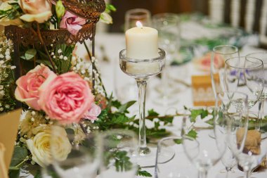 Güzel masa mumlar ve çiçekler ile ayarla