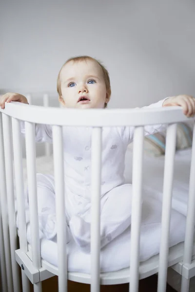 Entzückendes kleines Mädchen im Beischlafbett — Stockfoto