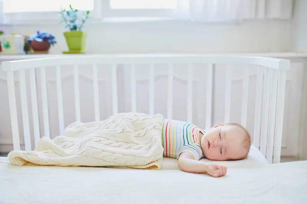 婴儿睡在与父母床相连的共睡婴儿床 — 图库照片