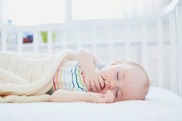 Dítě spící ve společné postýlce připevněné k posteli rodičů — Stock fotografie