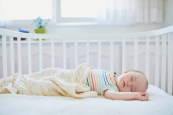 両親のベッドに取り付けられた共同寝台で眠る赤ちゃん — ストック写真