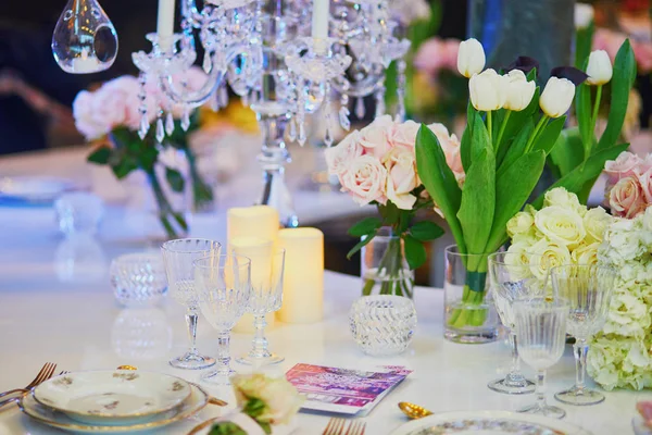 Beau set de table avec bougies et fleurs — Photo