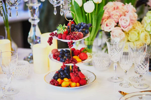 Όμορφο τραπέζι σετ με κεριά και λουλούδια — Φωτογραφία Αρχείου