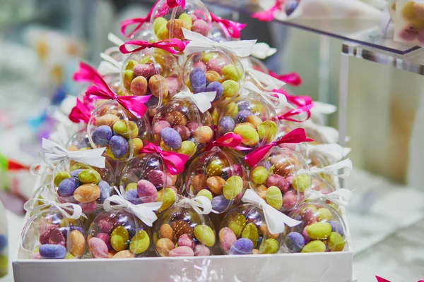 Coloridos caramelos en bolsas transparentes en la recepción de la boda o fiesta del evento —  Fotos de Stock