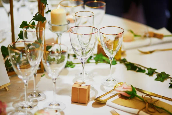 Mooie tafel set met kaarsen en bloemen — Stockfoto