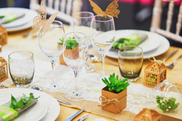 Vackert bord med levande ljus och blommor — Stockfoto