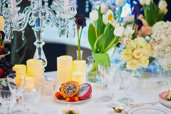 Vackert bord med levande ljus och blommor — Stockfoto