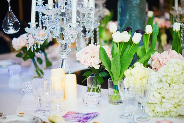 मेणबत्त्या आणि फुलांसह सुंदर टेबल सेट — स्टॉक फोटो, इमेज