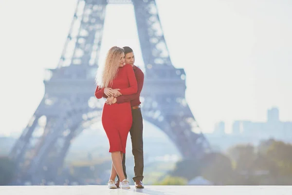 Coppia romantica innamorata vicino alla Torre Eiffel — Foto Stock