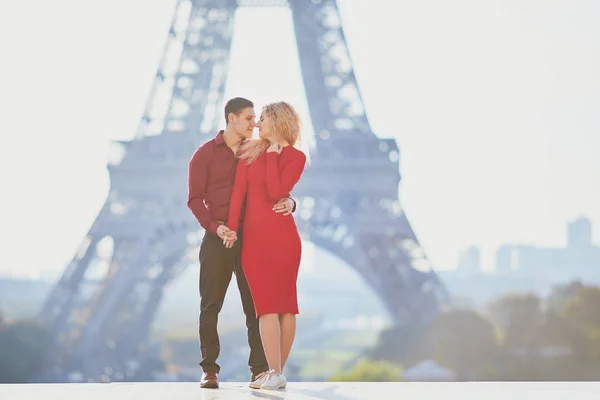 Casal romântico apaixonado perto da torre Eiffel — Fotografia de Stock
