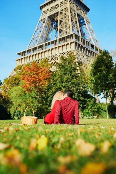 Casal romântico fazendo piquenique na grama perto da torre Eiffel — Fotografia de Stock