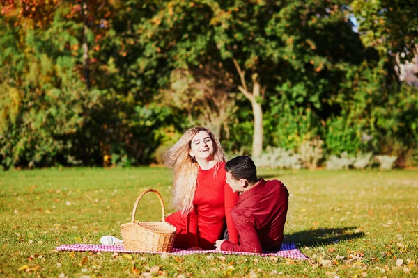 Romantiskt par med picknick på gräset på en höst dag — Stockfoto