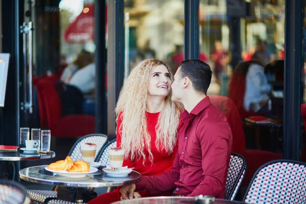 Belo casal romântico no café ao ar livre parisiense — Fotografia de Stock