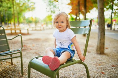 Paris Lüksemburg bahçesinde yeşil metal sandalyede oturan kız, Fransa