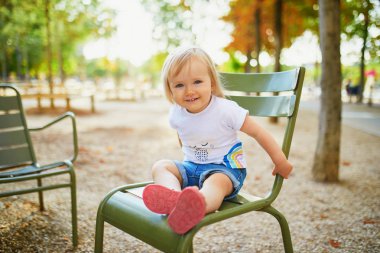 Paris Lüksemburg bahçesinde yeşil metal sandalyede oturan kız, Fransa