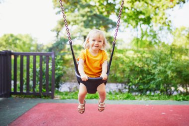 Bir salıncakta mutlu küçük çocuk