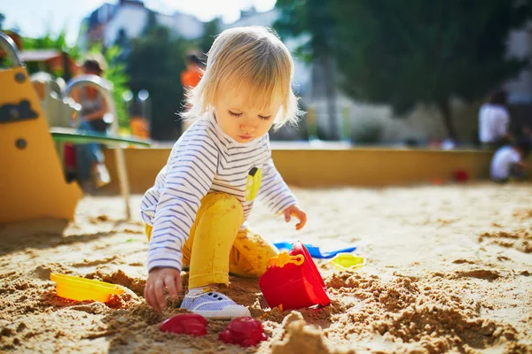 Menina no playground no sandpit — Fotografia de Stock