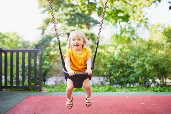 Ευτυχισμένο μικρό παιδί σε μια κούνια — Φωτογραφία Αρχείου