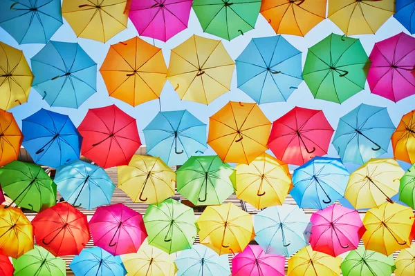 Straßendekoration aus vielen bunten Regenschirmen — Stockfoto