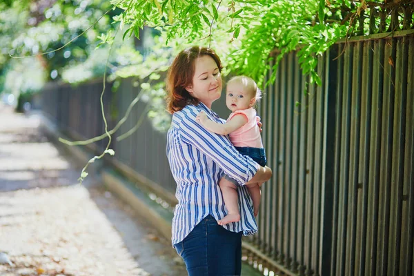 Madre che cammina con figlia in un giorno d'estate — Foto Stock