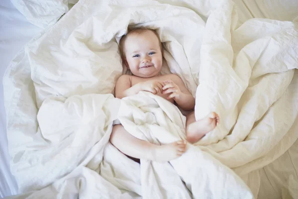 Carino bambina che gioca sul letto — Foto Stock