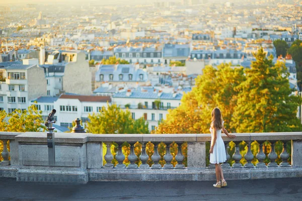 Mulher de vestido branco andando na famosa colina Montmartre em Paris — Fotografia de Stock