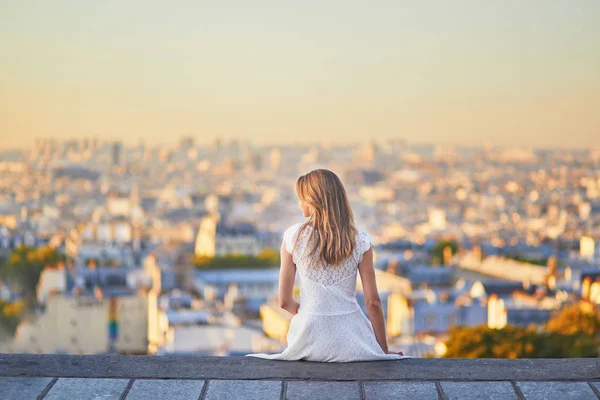 Γυναίκα με λευκό φόρεμα περπατώντας στο διάσημο λόφο της Μονμάρτρη στο Παρίσι — Φωτογραφία Αρχείου