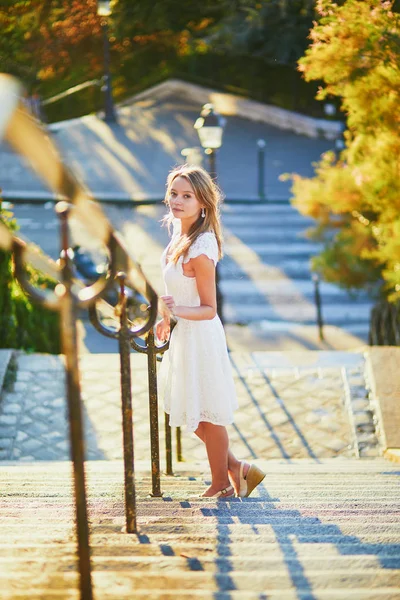 Woman in white dress walking on famous Montmartre hill in Paris — Stock Photo, Image