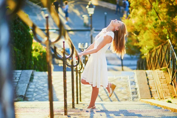 Woman in white dress walking on famous Montmartre hill in Paris — Stok fotoğraf